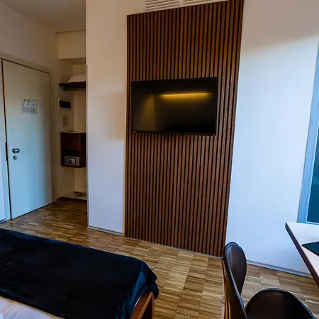 Black Hotel-3